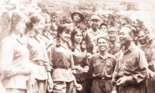 Ðoàn văn công Quân giải phóng Trị Thiên cùng Ðại tướng Võ Nguyên Giáp tại chiến trường Trị Thiên năm 1972. Ảnh: TL.