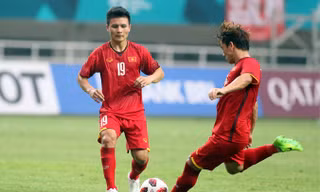 Minh Vương tung cú sút phạt tuyệt đẹp ghi bàn danh dự cho Olympic Việt Nam. Ảnh: HỮU PHẠM.