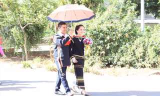 Cô dâu chú rể Ê Đê trong ngày cưới.