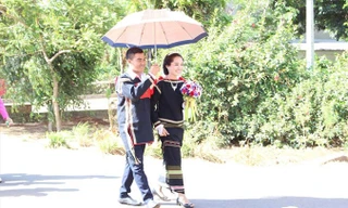 Cô dâu chú rể Ê Đê trong ngày cưới.