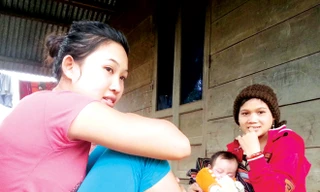 H’mila (trái) được xem là hoa khôi trong buôn.