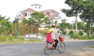 Dinh thự của con trai ông Trần Văn Truyền - nguyên Tổng thanh tra Chính phủ ở ấp 3 - xã Sơn Đông - TP Bến Tre (tỉnh Bến Tre). Ảnh: Đ.D.