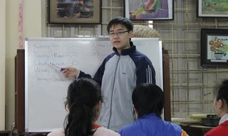 Thầy giáo nhí Trần Thiều Quang giảng dạy tiếng Anh cho các bạn nhỏ tại CLB Văn nghệ Trẻ em Khuyết tật.