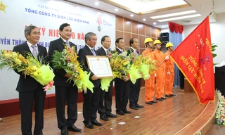 EVN SPC đón nhận Huân chương Độc lập hạng Nhất năm 2014. Ảnh: Đại Dương.