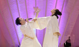 Khánh Linh trong vở diễn là mẹ Tùng Dương, nhưng lại song ca như thể tình nhân. Ảnh: Trần Hiệp.