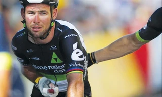Mark Cavendish nỗ lực về đích dù bị chấn thương khá nặng sau pha va chạm với Sagan. Ảnh: GETTY IMAGES.