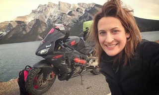 Cô Nikki Misurelli.