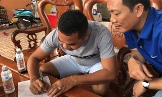 Ông Ăm Phon ký chữ ký của mình để chứng minh Cty Thái Thế giả mạo hợp đồng với Cty Trường Sơn của ông.