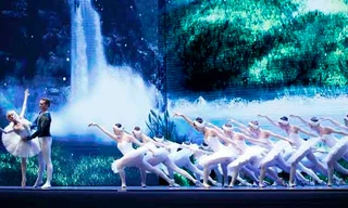 “Hồ thiên nga” trên nền phông cảnh 3D và ánh sáng laser. Ảnh: Hồng Vĩnh.