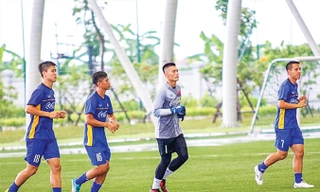 Ðỗ Hùng Dũng (bìa phải) tập luyện cùng các tuyển thủ U23 VN chuẩn bị cho ASIAD 2018. Ảnh: VSI.