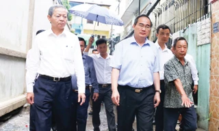 Bí thư Thành ủy TPHCM Nguyễn Thiện Nhân thị sát điểm ngập đường Nguyễn Hữu Cảnh. Ảnh: Văn Minh.