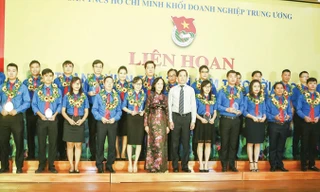 Trưởng Ban Dân vận T.Ư Trương Thị Mai trao tặng danh hiệu thanh niên tiên tiến làm theo lời Bác cho các bạn trẻ tiêu biểu. Ảnh: L.T.