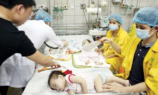 Chăm sóc bệnh nhi tại Bệnh viện Bạch Mai (Hà Nội). Ảnh: Như Ý.