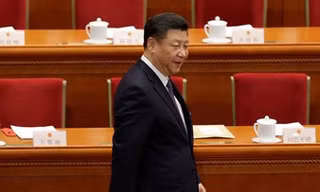 Tổng bí thư, Chủ tịch Trung Quốc Tập Cận Bình bước vào hội trường nơi tổ chức kỳ họp quốc hội đang tổ chức ở Bắc Kinh. Ảnh: Jason Lee.