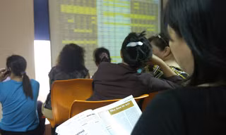 Tiền lại đổ vào chứng khoán. Ảnh: Như Ý.