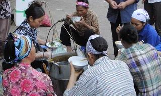 Ăn vội bát bún cho đỡ cơn đói.