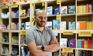 Ông chủ hiệu sách đầu tiên tại Scampia cho rằng, sách sẽ làm thay đổi suy nghĩ của người dân địa phương. Ảnh: Filippo Formatto.