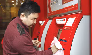Ngân hàng lo bảo dưỡng máy ATM. Ảnh: Như Ý.