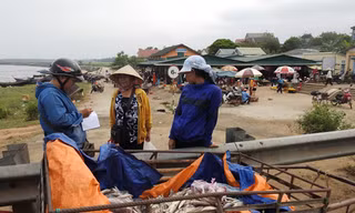 Người dân vùng bờ biển Cửa Tùng, Cửa Việt thu gom, đào hố chôn cá chết. Ảnh: H.T.