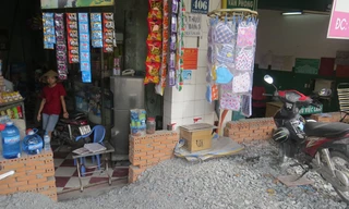 Hàng loạt ngôi nhà biến thành hầm khi đường nâng, cuộc sống bị đảo lộn.