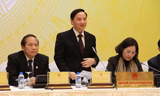 Ông Nguyễn Khắc Định chủ trì buổi họp báo Chính phủ chiều 29/2. Ảnh: Kiên Dũng.