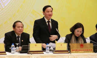 Ông Nguyễn Khắc Định chủ trì buổi họp báo Chính phủ chiều 29/2. Ảnh: Kiên Dũng.