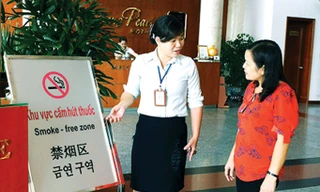 Bảng biển cấm hút thuốc tại nhà hàng, khách sạn.
