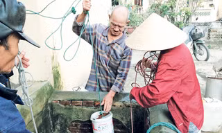 Hình ảnh hàng ngày của cụ Đường bên giếng Bá Lễ.