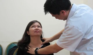 Bác sĩ kiểm tra lại vùng cổ cho bệnh nhân sau khi sử dụng sóng cao tần.