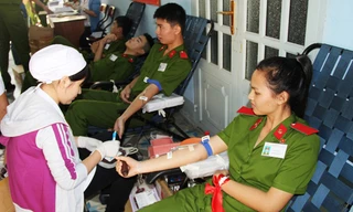 Bạn Y Duyên (SN 1994, dân tộc Dẻ, quê Kom Tum) tham gia hiến máu. Ảnh: Việt Văn.