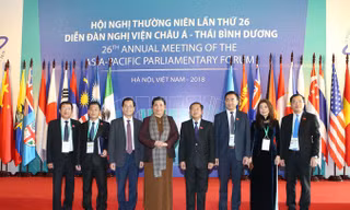 Phó Chủ tịch Quốc hội Tòng Thị Phóng chụp ảnh cùng các nghị sỹ dự phiên họp toàn thể đầu tiên ngày 19/1. Ảnh: TTXVN.