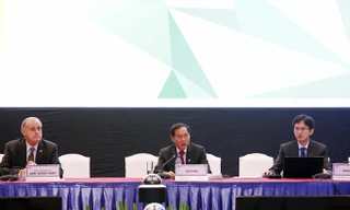 Thứ trưởng Thường trực Bộ Ngoại giao Bùi Thanh Sơn (ở giữa) - Phó Chủ tịch Ủy ban Quốc gia APEC 2017, Chủ tịch SOM APEC 2017 phát biểu khai mạc SOM 3 ở TPHCM. Ảnh: TTXVN.