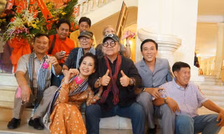 NSND Đoàn Dũng (giữa) bên đồng nghiệp và học trò tại Nhà hát Lớn nhân cuộc hội ngộ 60 năm Hội Nghệ sỹ Sân khấu Việt Nam. Ảnh: TOAN TOAN.