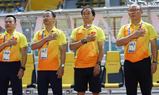 HLV Park Hang seo (bìa phải) không vui khi biết một số ý kiến từ các nhà chuyên môn trong nước cho rằng ông đã tiêu tốn sức lực cầu thủ không cần thiết trong trận thắng Olympic Nhật Bản ở vòng bảng, dẫn đến chấn thương của tiền vệ Hùng Dũng. Ảnh: VSI.