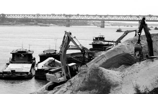 Khai thác cát bên bờ sông Hồng, Hà Nội. Ảnh: Hồng Vĩnh.