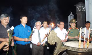 Bí thư thứ nhất T.Ư Đoàn Lê Quốc Phong cùng lãnh đạo T.Ư Đoàn và tỉnh Tây Ninh dâng hương, hoa lên anh linh các anh hùng liệt sĩ.