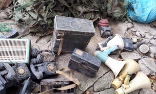 Nhiều nghệ sỹ bức xúc vì kho đạo cụ của Hãng phim bị dọn dẹp và chuyển đi xa. Ảnh: Vũ Huy.