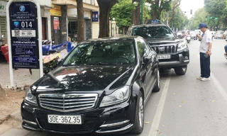 Thay vì trả tiền mặt, từ 1/5 việc trông xe theo công nghệ Iparking đã thanh toán qua điện thoại.