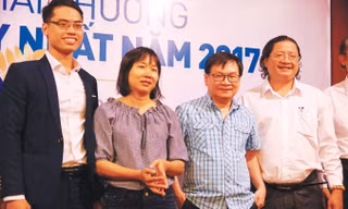 Các tác giả đoạt giải best-seller (từ trái qua): Đại diện cho tác giả Tony Buổi Sáng, nhà văn Nguyễn Ngọc Tư, nhà văn Nguyễn Nhật Ánh… và ông Nguyễn Minh Nhựt (Giám đốc kiêm Tổng biên tập NXB Trẻ - đơn vị trao giải thưởng).