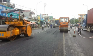 Công nghệ thi công với máy móc cỡ lớn và sức ép tiến độ dự án được coi là nguyên nhân gây lún nứt nhà dân (ảnh chụp QL 1A đoạn qua Thanh Hoá trong quá trình thi công). Ảnh: Sỹ Lực. 