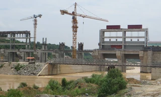 Thủy điện Chi Khê (Con Cuông) đang xây dựng nhưng đã kéo theo muôn vàn hệ lụy từ việc tích nước thử máy phát. Ảnh: Việt Hương.