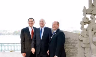 Tháng 6/2017,TNS John McCain (giữa) đã tới thăm và chụp ảnh cạnh bức phù điêu kỷ niệm chiến tích bắt sống phi công Mỹ ở hồ Trúc Bạch năm 1967 tại Hà Nội. Phi công đó chính là ông. (Ảnh tư liệu).