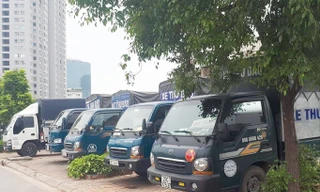 Nhiều xe chở hàng dán mác “xe thư báo” nhưng sẵn sàng phục vụ khách chở bất cứ loại hàng hóa nào.