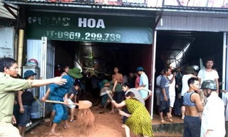 Hai cháu bé bị đất đá vùi lấp trong quán internet