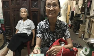 Bà Trần Thị Nhuận kể lại câu chuyện của con trai bà. Ảnh: Văn Minh.