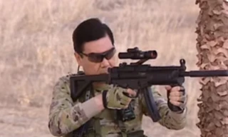 Tổng thống Berdymukhamedov làm mẫu thao tác bắn súng.