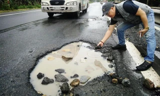 Ổ gà xuất hiện trên quốc lộ.