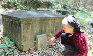 Cụ Liên bên phần mộ con gái.