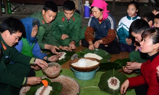 Bộ đội và dân bản gói bánh chưng đón Tết.