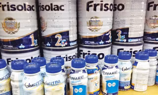 Loại sữa nước Ensure nhập lậu chễm chệ trên kệ hàng. Ảnh: Tuấn Đức.